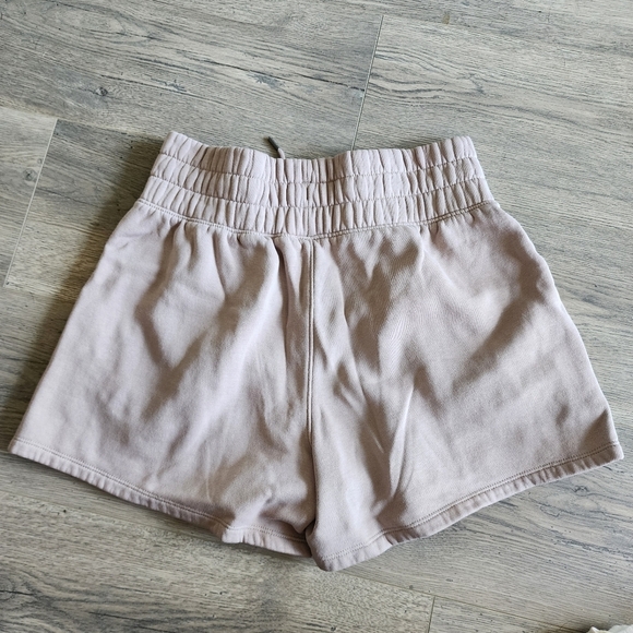 Under Armour UA Play Up 2-in 1 Essential Fleece Shorts Beige Women's Small S EUC - Picture 4 of 8